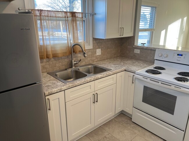 Building Photo - 2204 Arizona Ave