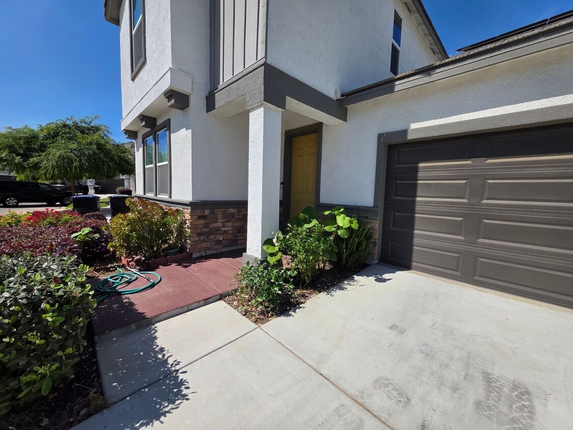 Building Photo - Newer 5 Bedroom 4.5 Bathroom in SE Visalia!! Coming soon!!