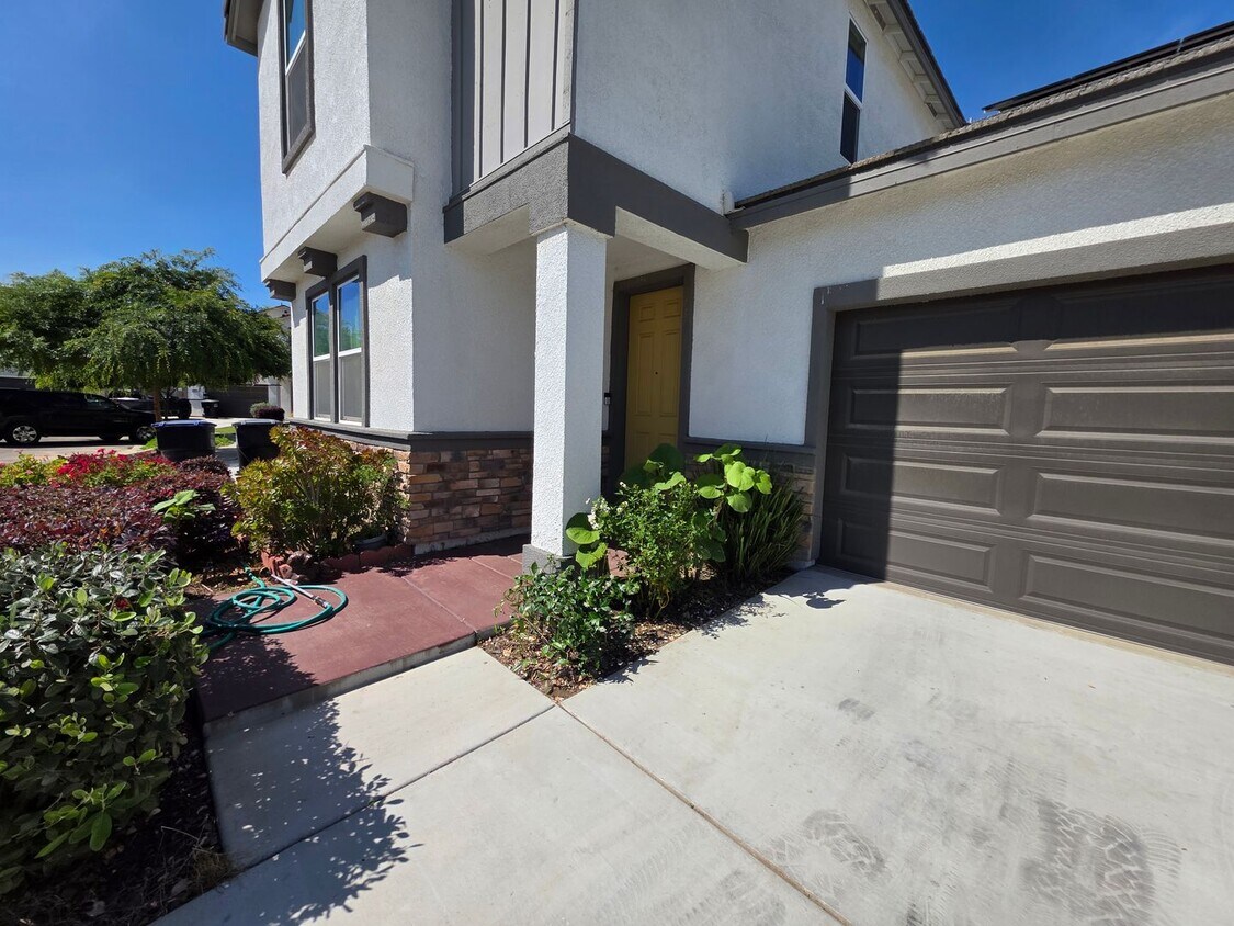 Foto del edificio - Newer 5 Bedroom 4.5 Bathroom in SE Visalia!! Coming soon!!