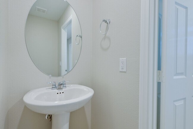 Foto del edificio - Mountains Edge!! Gated!!  4 bedrooms!! Primary Bedroom and bath down Stairs!! 2 Primary bedrooms!...