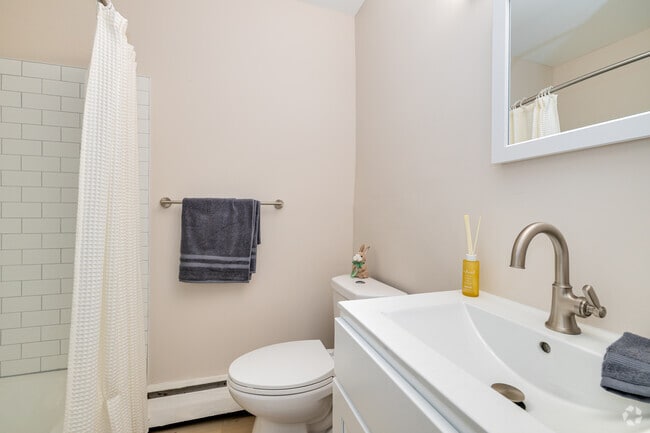 2 habitaciones, 1 baño - 860 pies cuadrados - Baño principal - Orchard View Apartments