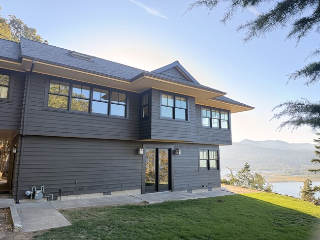 Building Photo - 395 SW Eyrie Rd