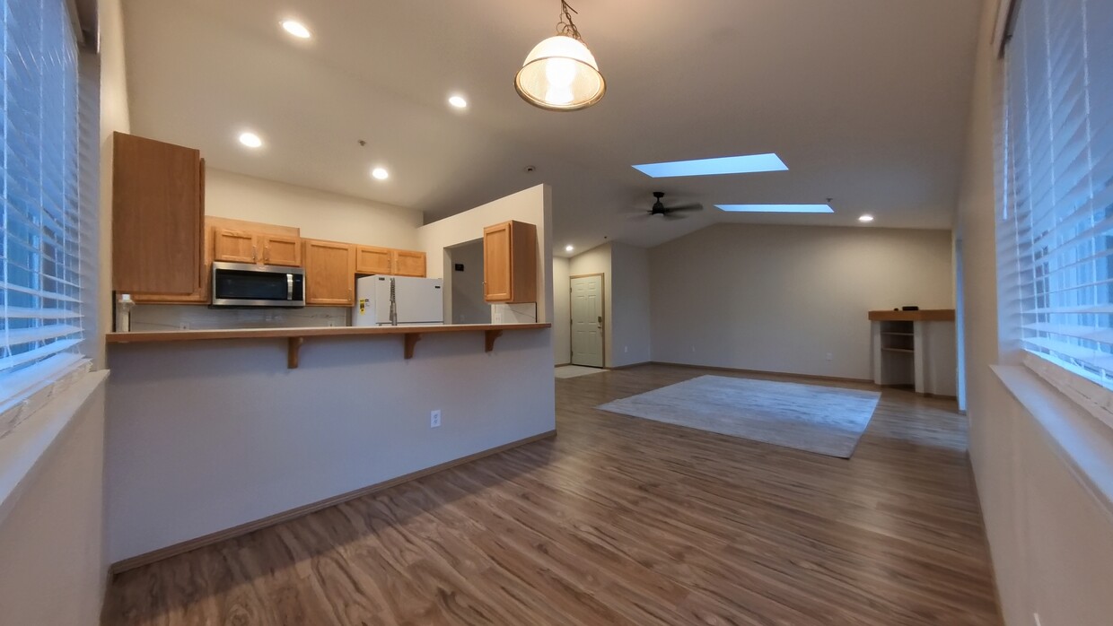 Dining area and bar counter - 2620 204th St SW