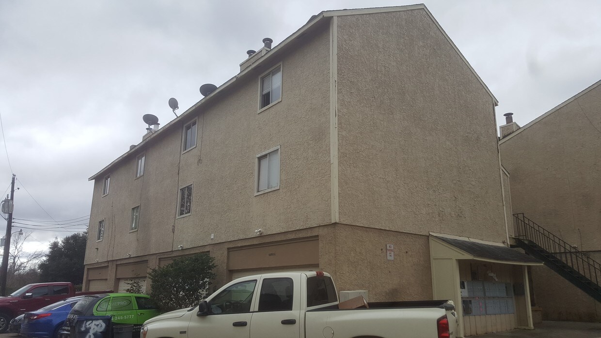 Primary Photo - 1050 Marina Dr