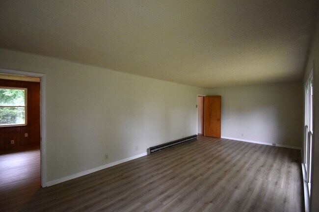 Building Photo - 3 Bedroom Home For Rent Near Post!