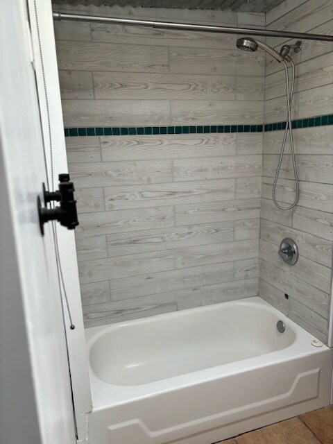 Bathtub - 2338 Calle Reina