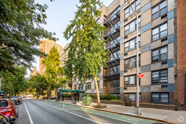 Building Photo - 220 E 26th St