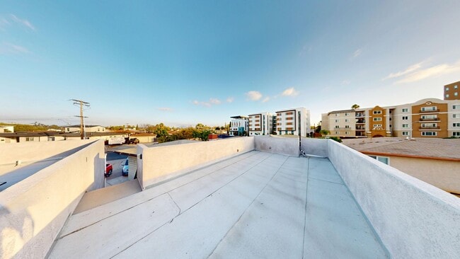 Foto del edificio - 4BD/2BA on East Falls! Newer Build & Rooftop Deck!