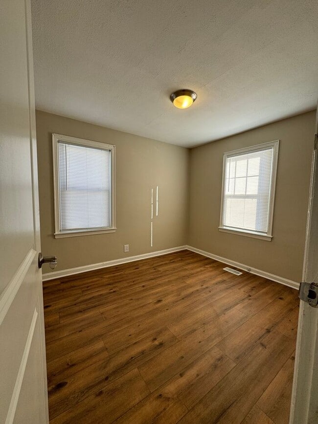 Building Photo - Available Now - 2552_RENWOOD
