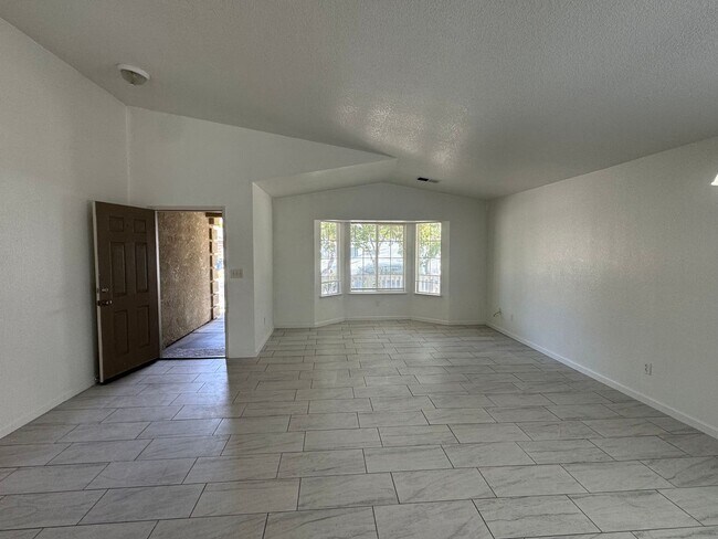 Foto del edificio - 4 bed 2 bath home in Merced