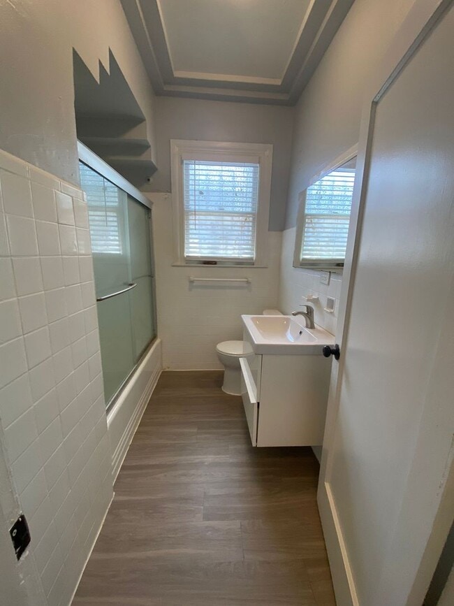 Building Photo - 2/1 in Columbus district Tampa!