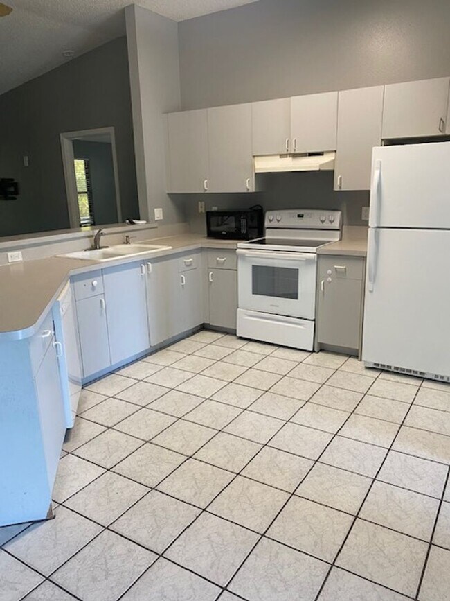 Foto del edificio - 3 Bedroom, 2 bathroom House in Lakewood Pa...