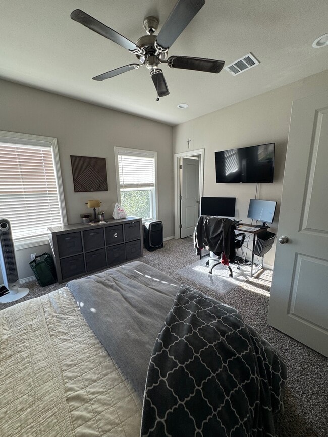 Building Photo - 410 Moran St