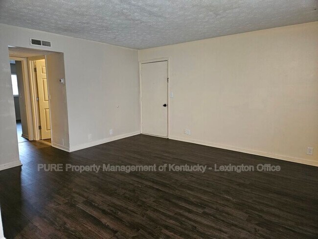 Building Photo - 239 Landings Dr