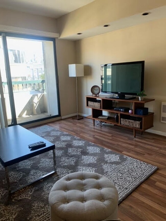 Foto del edificio - Beautifully Updated and Furnished 1BR Cond...