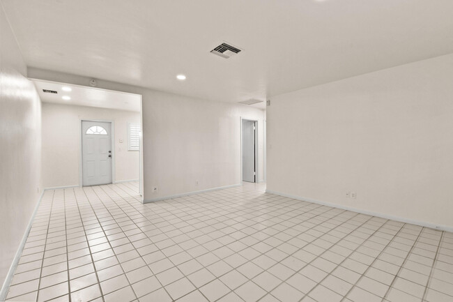 Building Photo - 824 Prosperity Farms Rd
