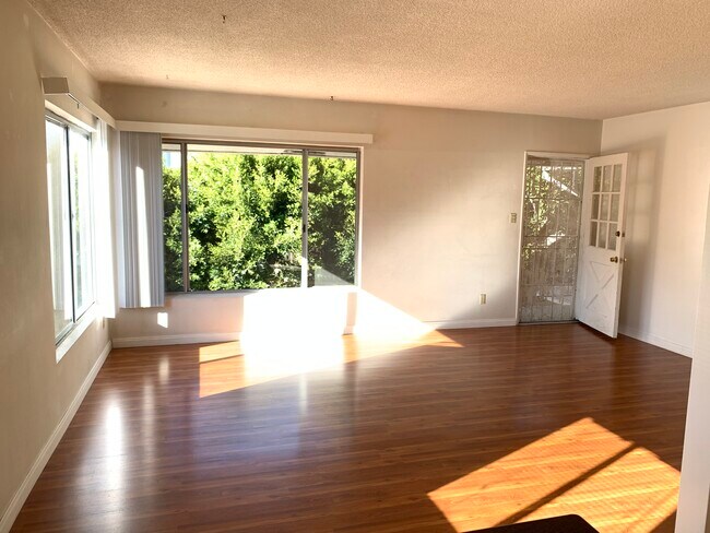 Foto del edificio - 8202 Pershing Dr