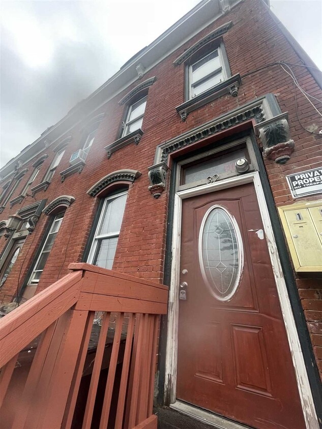 Primary Photo - 32 N Hamilton St