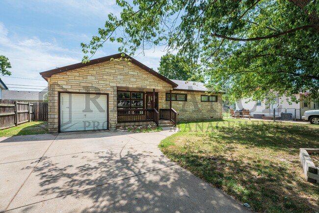 Building Photo - 4642 S vine Ave