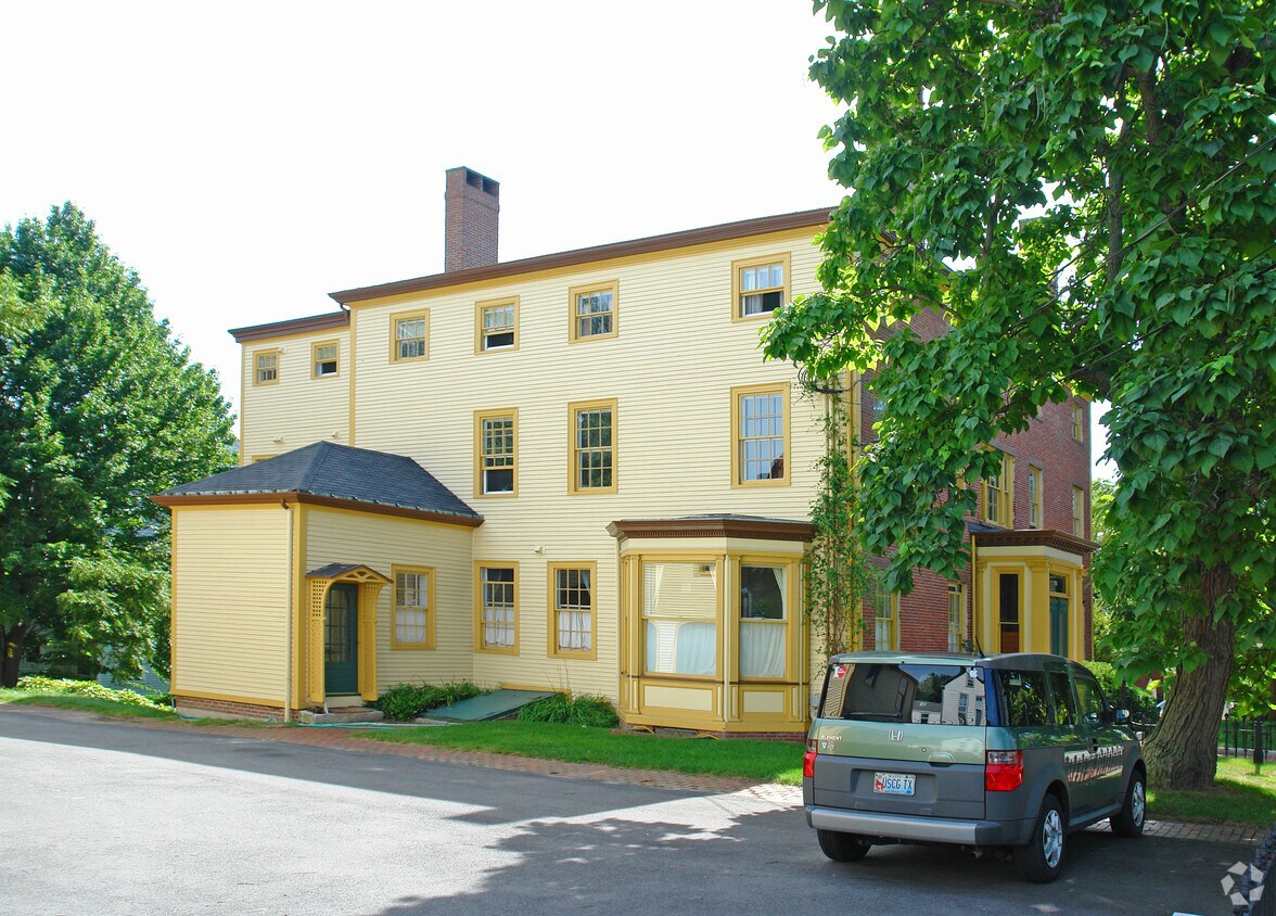 Primary Photo - 73 Brackett St