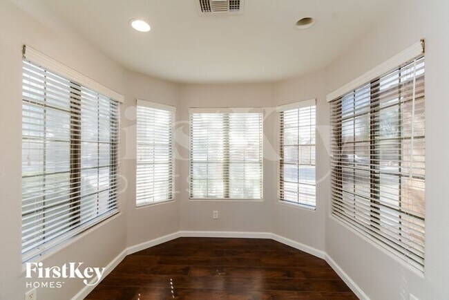 Foto del edificio - 13414 W Port Royale Ln