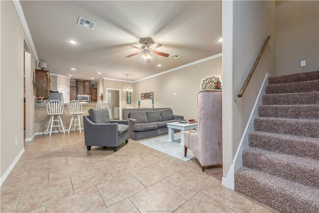 Foto del edificio - AUGUST 2025 PRE-LEASE!! 4/4 Townhome in Un...