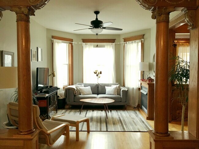 Foto del edificio - 2243 W Augusta Blvd