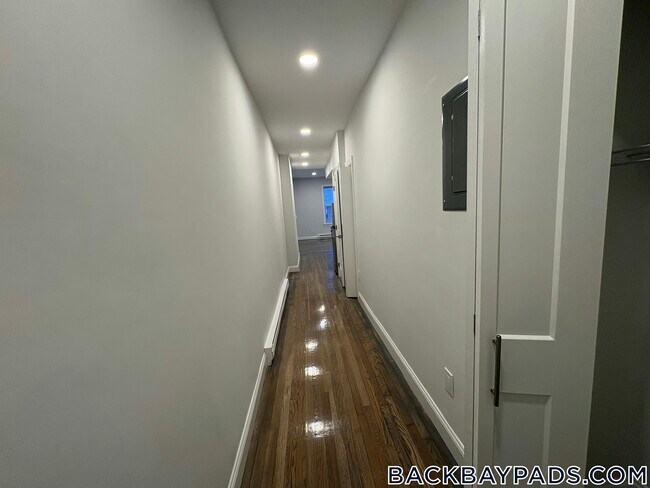Building Photo - 529 Beacon St
