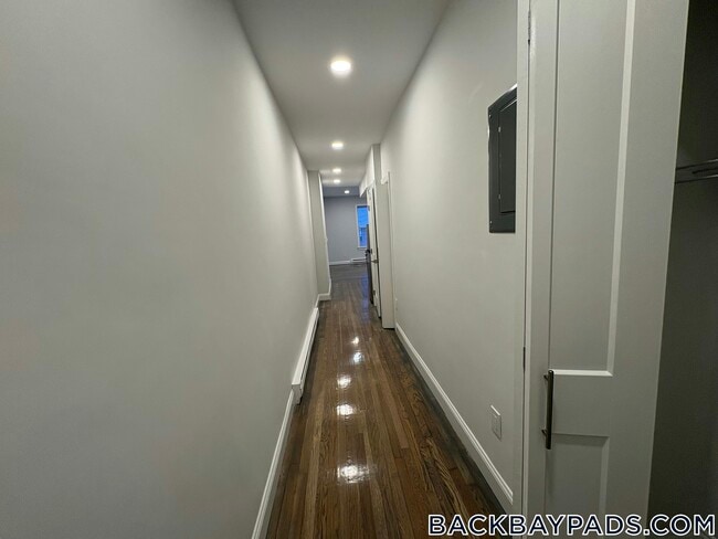 Building Photo - 529 Beacon St