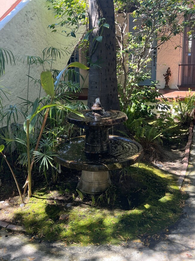 Foto del edificio - 1109 Masselin Ave