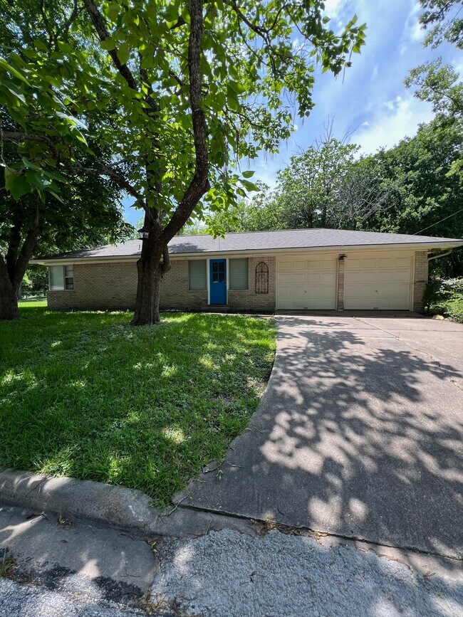 Foto del edificio - 2704 Cedar Dr