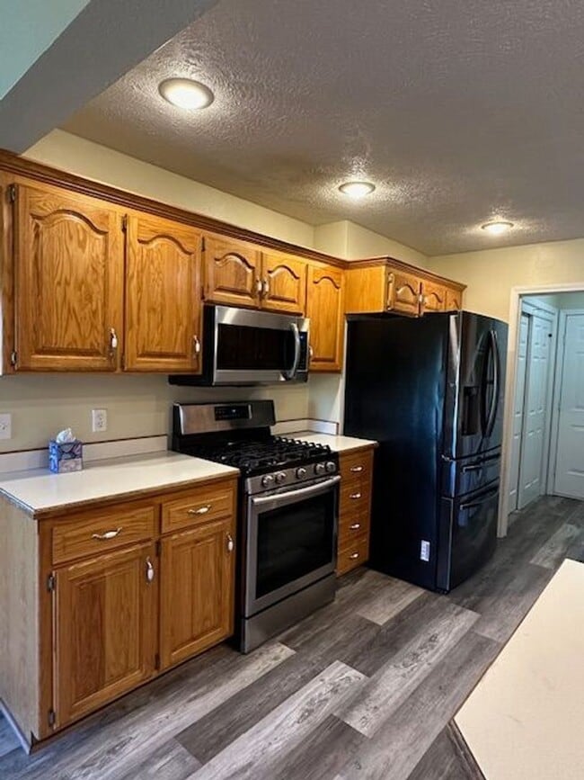 Building Photo - Spacious 4 Bedroom Duplex Located In Ozark!