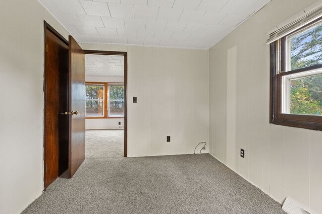 Building Photo - 2 Bedroom House