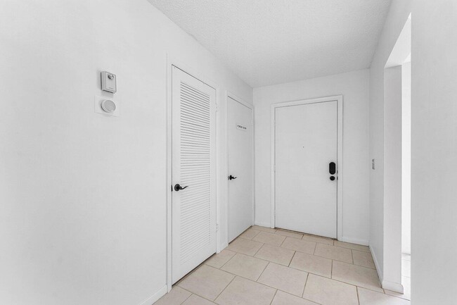 Building Photo - 8566 Casa Del Lago