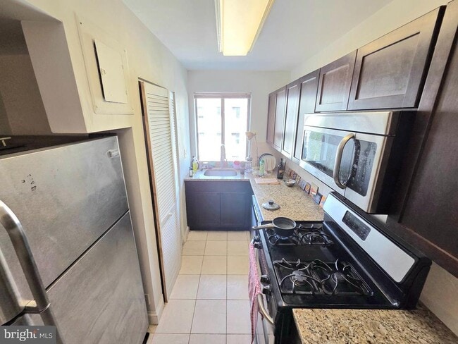 Building Photo - 3821 Davis Pl NW