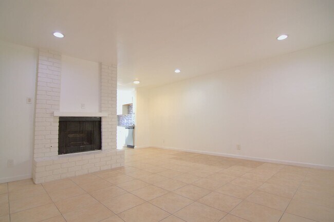 Foto del edificio - Charming 1-Bedroom Condo with Fireplace & Private Balcony – Gated Community