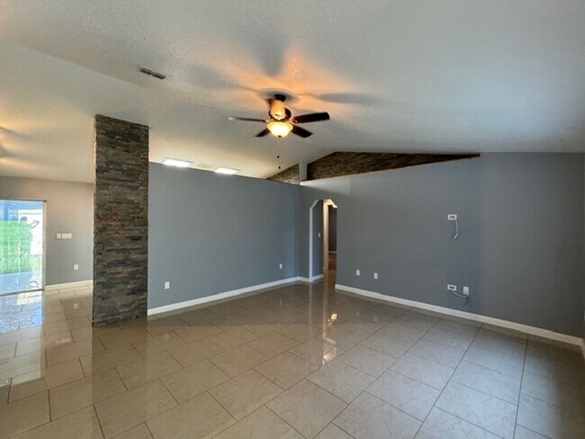 Foto del edificio - Beautifully Renovated Home In the Shores  3/2/2 **WON"T LAST**