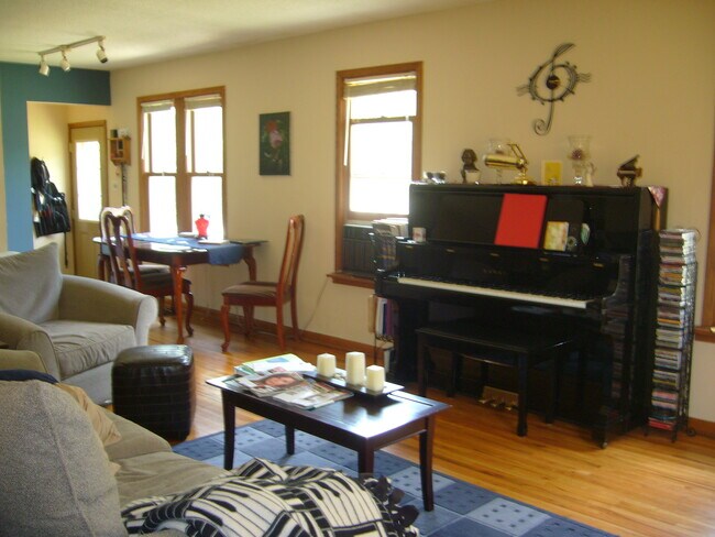 Sala de estar/comedor desde la entrada principal: apariencia vivida - 2824 Texas Ave S