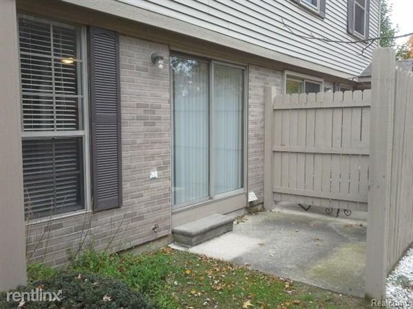 Building Photo - 40 Pine Tree Ridge Dr