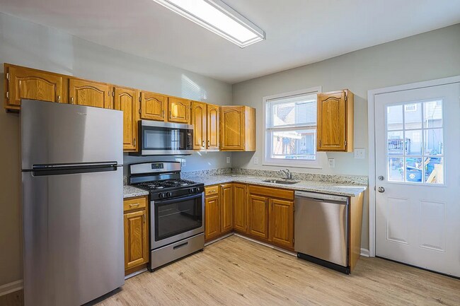 Foto del edificio - Updated 3bdrm 1bath in the middle of Greektown!!!