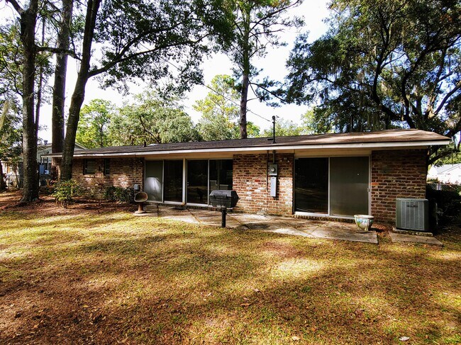 Foto del edificio - 323 Willow Rd
