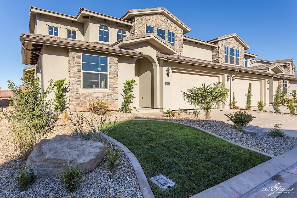 Primary Photo - Home For Rent with Community Pool & Hot Tub