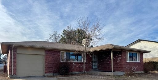 Spacious 5-Bedroom Single-Family Home with Fenced Yard & Garage - Spacious 5-Bedroom Single-Family Home with Fenced Yard & Garage