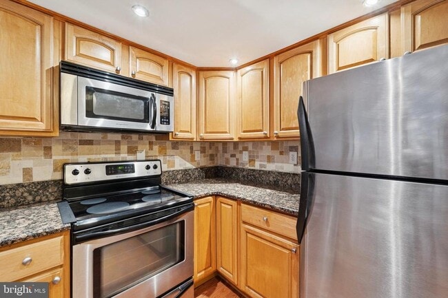 Building Photo - 2001 Hamilton St