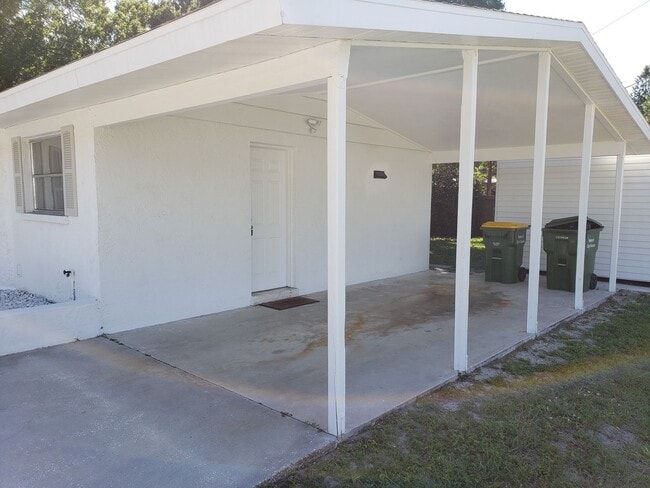 Building Photo - Centrally Located Sarasota 2-bedroom Home ...
