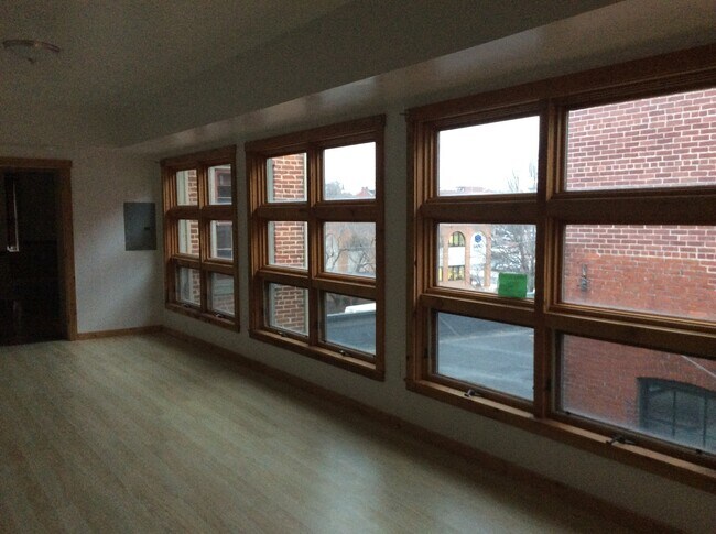 Foto del edificio - Downtown York Living at its Best! 1 Bedroom/1 Bath, Top Level Apartment, Laundry-Open Concept