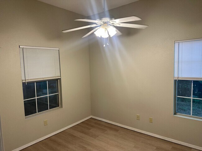 Building Photo - Available Now! 1 Bedroom, 1 Bathroom groun...