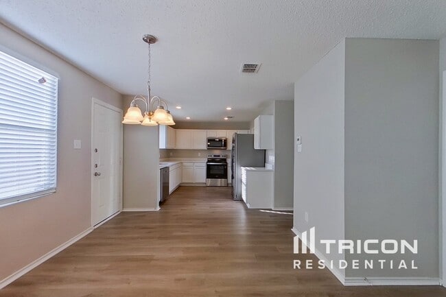Building Photo - 16616 Jasmine Springs Dr