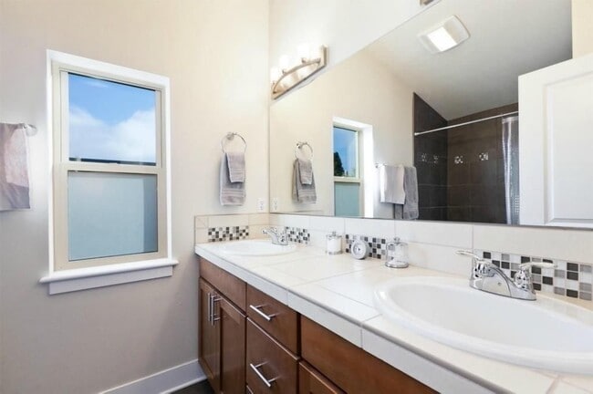 Building Photo - Gorgeous Green Built Ballard Townhome