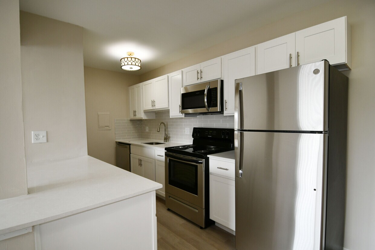 Rochester Place Apartments 1016 Ironwood Ct Rochester, MI